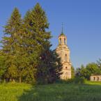Вид на колокольню Крестовоздвиженской церкви. Июнь 2014 г. Фото: Анатолий Максимов.