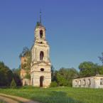 Крестовоздвиженская церковь, вид со стороны колокольни. Июнь 2014 г. Фото: Анатолий Максимов.