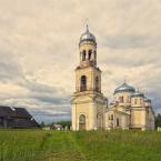 Вид на Михаилоархангельскую церковь со стороны колокольни. Июнь 2014 г. Фото: Анатолий Максимов.