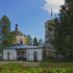 Вид на Троицкую церковь и ворота ограды. Июнь 2014 г. Фото: Анатолий Максимов.