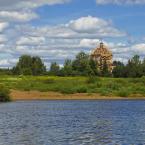 Вид на храм с другого берега реки Тверцы. Июнь 2014 г. Фото: Анатолий Максимов.