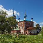 Вид на церковь со стороны основного объема. Июнь 2014 г. Фото: Анатолий Максимов.