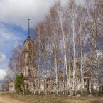 Вид на храм через березовую рощу. Апрель 2012 г. Фото: Анатолий Максимов.